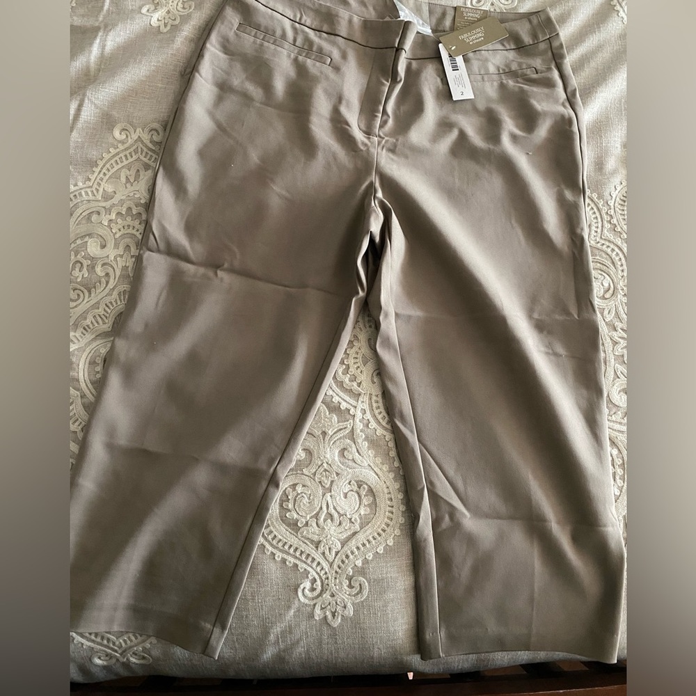 NWT Chico’s Fabulously Slimming Women’s Capri Pants Size 2 (12)